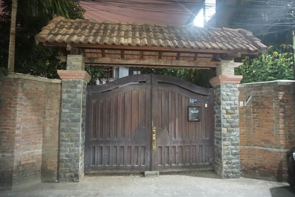 Cổng đóng kín