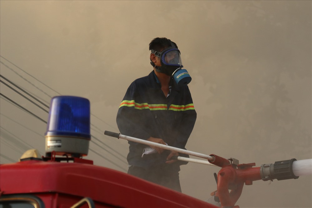 Lực lượng chữa cháy phải dùng mặt nạ chống độc để tránh khói và khí nhựa độc hại phát ra từ đám cháy.Ảnh: P,L