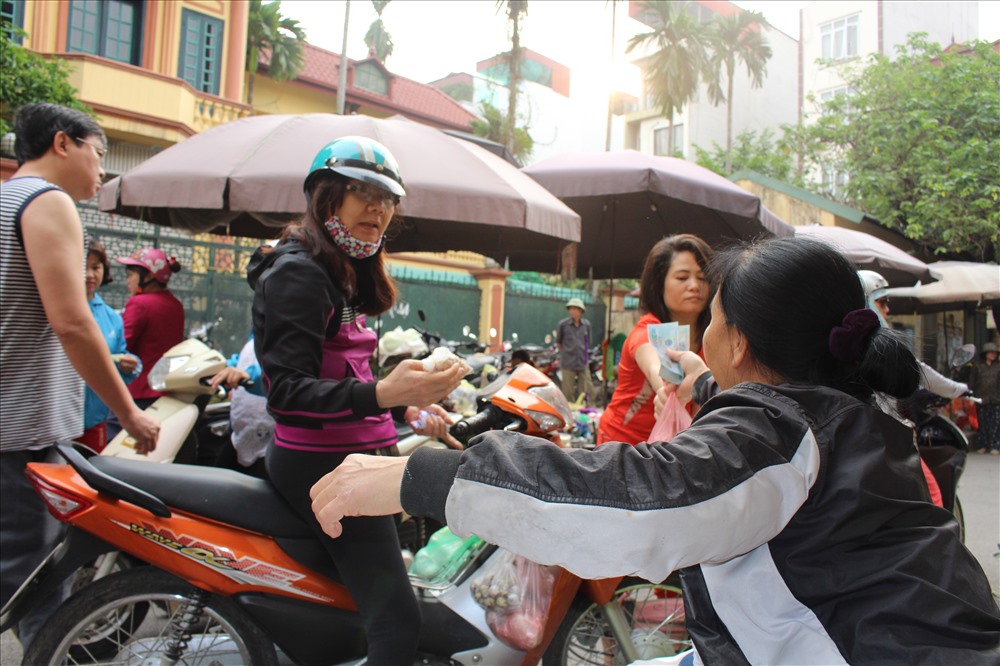 Chợ Cốm Vòng ( Cầu Giấy) nhiều khách hàng xếp hàng chờ đợi để mua bánh trôi, bánh chay.