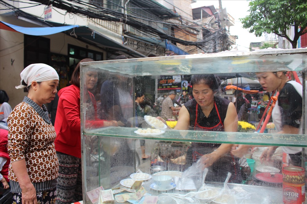 Cô Huệ hàng ngày chỉ bán xôi, hôm nay cũng bán thêm bánh trôi, chay để phục vụ nhu cầu mua của người dân.