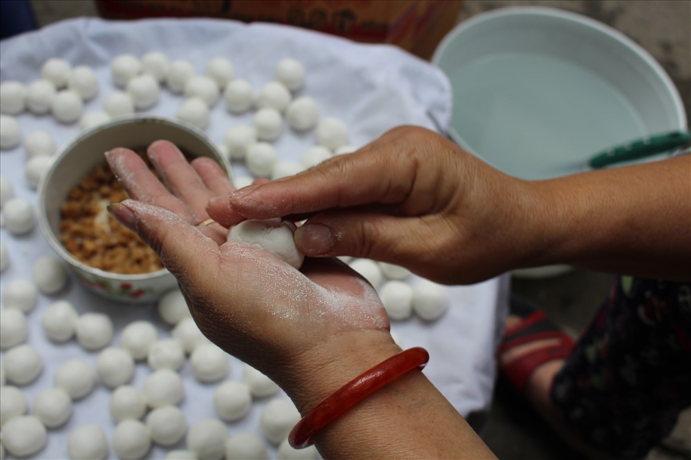 Bánh trôi, bánh chay được làm bằng bột nếp nặn hình tròn, với nhân đường phên. Bánh khi mới luộc sẽ chìm dưới đáy nồi, lúc chín sẽ tự nổi lên và được vớt ra cho vào đĩa và rắc đều vừng.