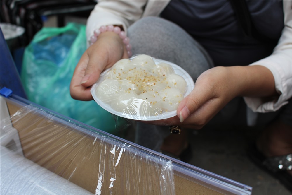 So với mọi năm, giá bánh vẫn ổn định ở mức 10.000 - 15.000 đồng một đĩa bánh trôi, bánh chay.