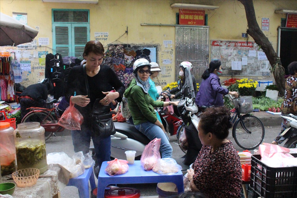 Cô Phụng, chủ một tiệm bánh trôi, bánh chay tại chợ Hoa Bằng cho biết: “Gia đình cô đã có hơn 20 năm làm nghề bán bánh trôi, bánh chay. Hàng năm cứ vào tết Hàn thực gia đình cô bán được khoảng nghìn đĩa bánh.