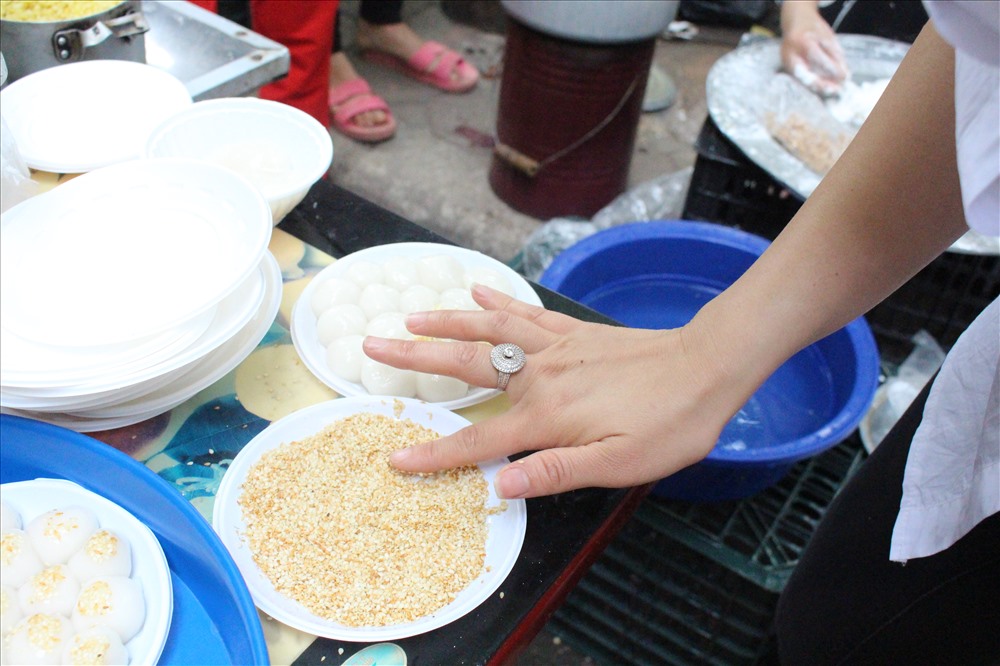 Vừng trắng đã rang chín được rắc đều lên bánh.