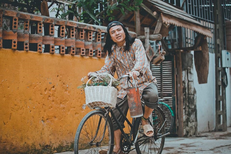 Họ đã phải quen với hình ảnh “Bắc Cù” lang thang trên chiếc xe minks, xe đạp thời xưa, với bộ quần áo thời bao cấp. Ảnh: NVCC