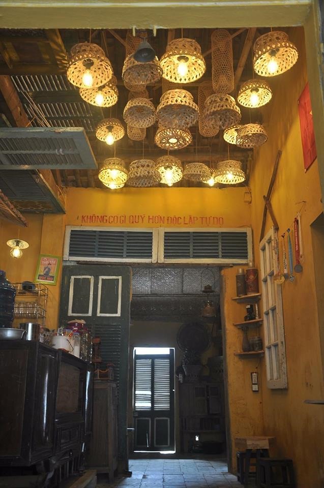 Cuối năm 2017, Bắc Cù và những người bạn cho ra đời tiệm cà phê cù, khoảng thời gian đầu khách đông đến mức không kiểm soát nổi. Ảnh: BC