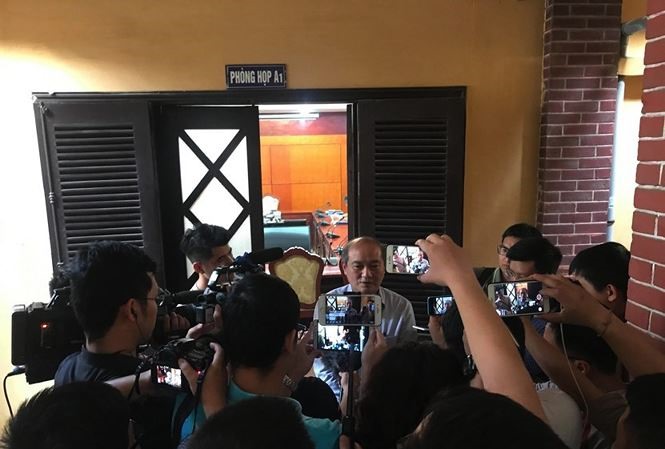 Ông Vương Bích Thắng trả lời báo chí. Ảnh: NP