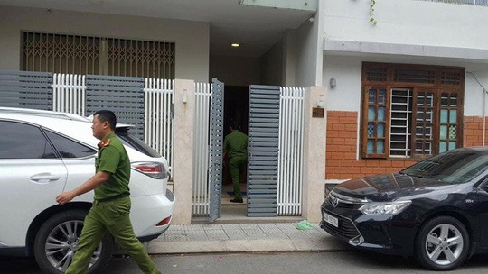 Cơ quan công an thực hiện khám xét nhà nguyên Chủ tịch TP.Đà Nẵng Văn Hữu Chiến sáng 18.4. Ảnh: A.C