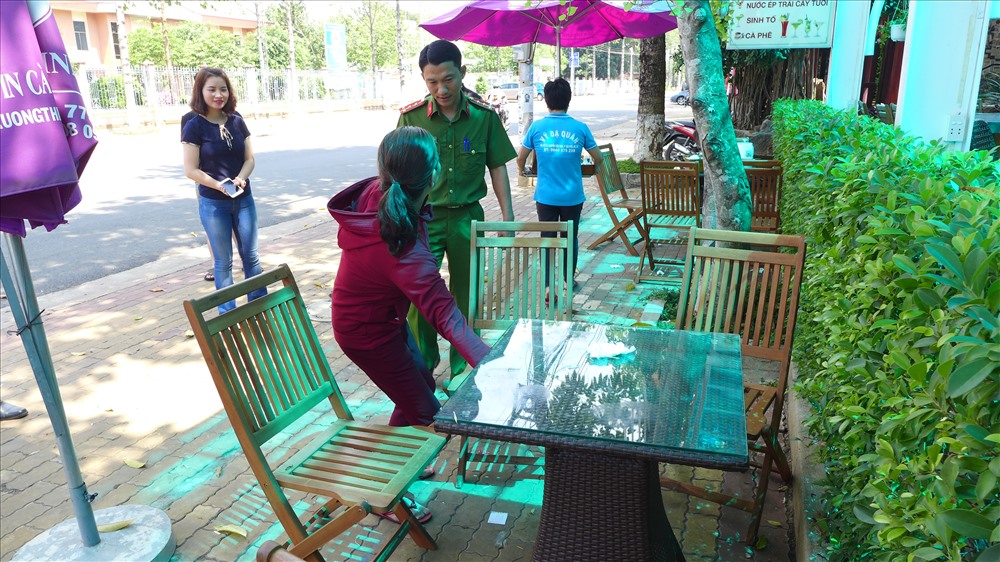 Chị Liên chỉ nơi chiếc bàn có bọc tiền 300 triệu đồng bị bỏ quên. Ảnh: Đ.D