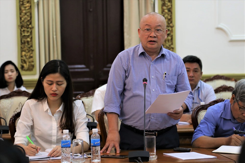 Ông Nguyễn Tăng Cường - Chủ tịch-TGĐ Cty CP tập đoàn công nghiệp Quang Trung báo cáo về hiệu quả của hệ thống máy bơm thông minh chống ngập cho đường Nguyễn Hữu Cảnh. Ảnh: Trường Sơn