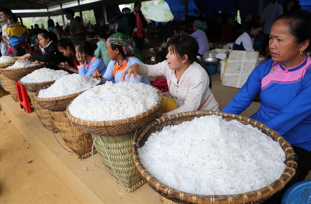 Người Giáy ở San Thàng nổi tiếng với sự khéo léo trong việc làm những loại mỳ, bánh, bún truyền thống.