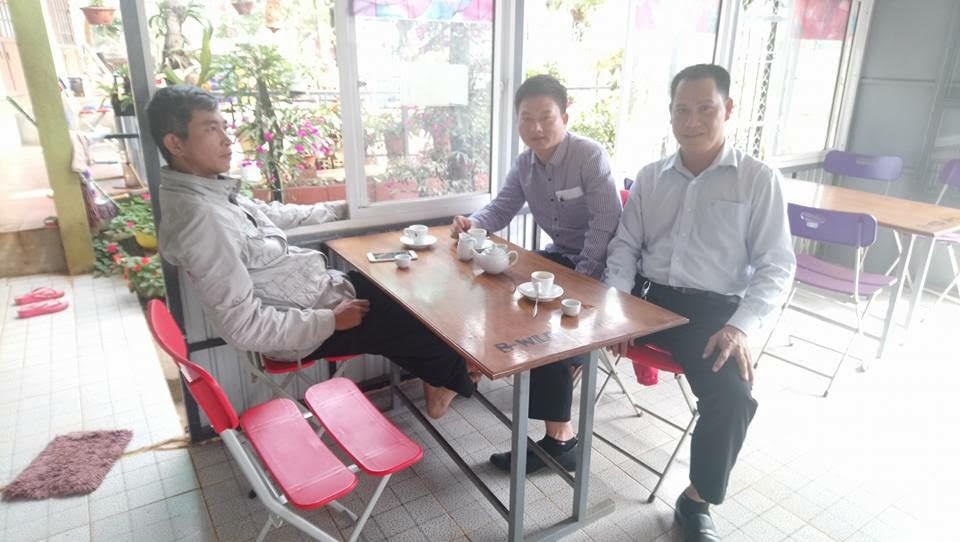 Ông Hồ Thái - chủ của thương hiệu B-wild coffee ở Khe Sanh (bìa trái) và tác giả (ở giữa). Ảnh: YMS.