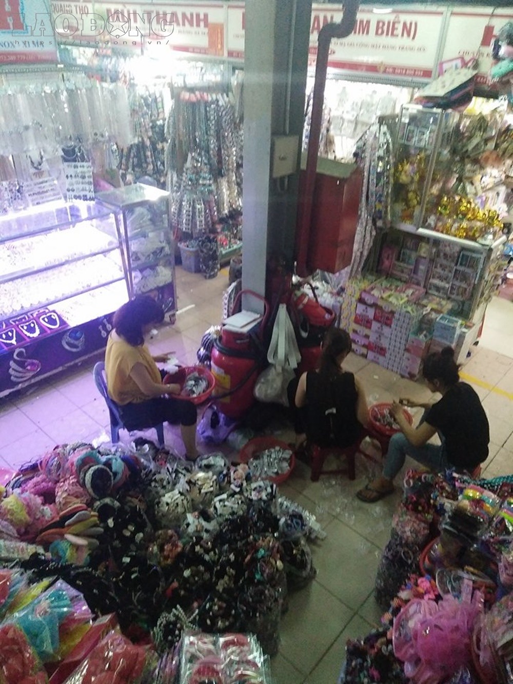 Chợ Kim Biên được coi là đầu mối bán các hoá chất rắn, lỏng. Trong đó có nhiều loại dễ gây cháy nổ như methanol, ethanol…
