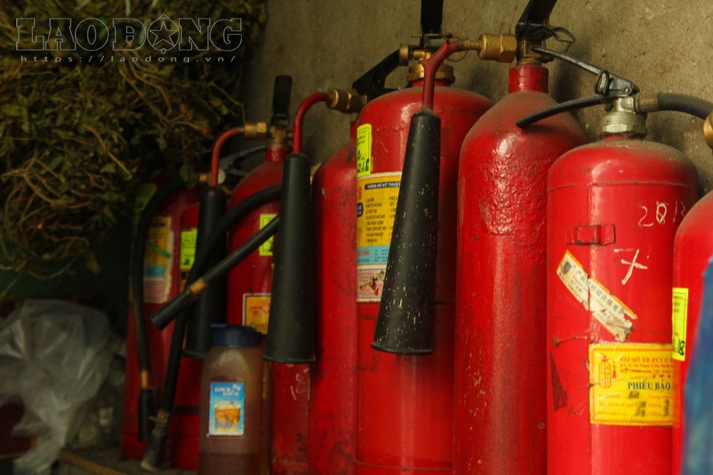 Chia sẻ với phóng viên, bà Lan - một tiểu thương bán hàng ở chợ cho hay, hầu như những người bán hàng ở chợ không biết dùng bình cứu hỏa. Nếu xảy ra cháy, mọi người chỉ biết chạy để thoát thân, hoàn toàn không có kiến thức, hay kỹ năng về cứu hỏa.