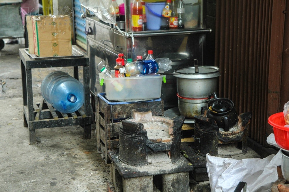 Nhiều tiểu thương đun nấu trực tiếp ở đây