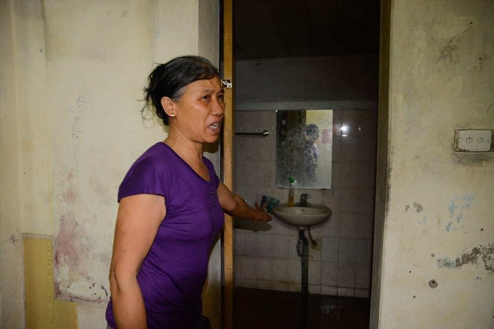 Một căn nhà của hộ gia đình nay là chỗ ở của bác Cao Thị Thu cùng gần 10 người công nhân thuê trọ sinh sống. Bác chia sẻ: “Nơi này xuống cấp trầm trọng lắm rồi, rác thải bốc mùi, nhiều muỗi, thậm chí mấy ngày gần đây chúng tôi còn không thể tắm được vì nước thải tràn đầy, bốc mùi khắp nơi.”