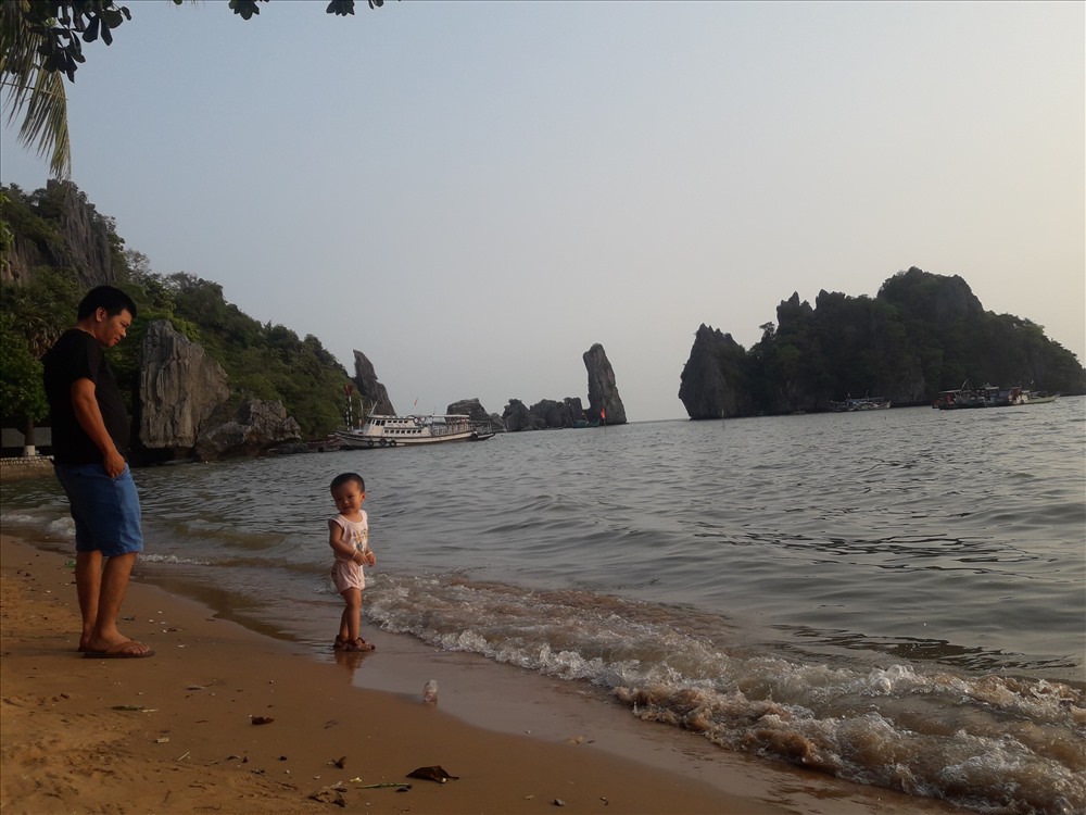 Hòn Phụ Tử nay thưa vắng khách do Hòn Phụ đổ gãy đã 12 năm.