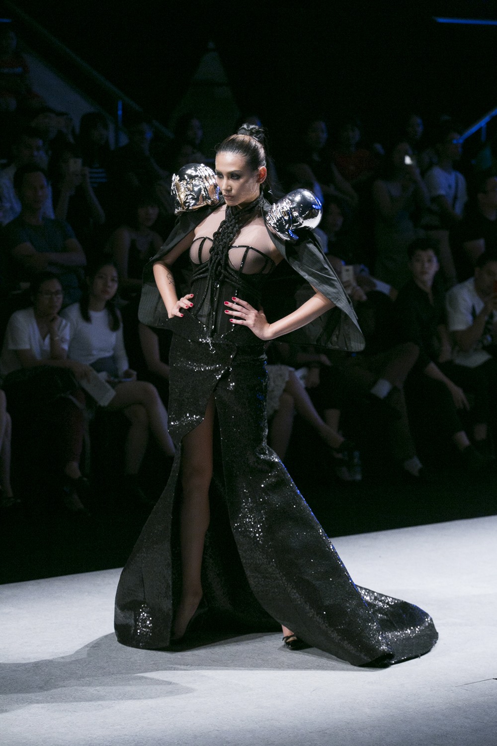 Võ Hoàng Yến xuất hiện với những bước catwalk thần sầu.