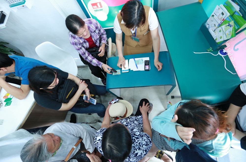 Những nhà mạng có số thuê bao lớn phải bố trí thêm nhân viên trực giải quyết cho các chủ thuê bao gặp khó khăn trong việc đăng ký thông tin