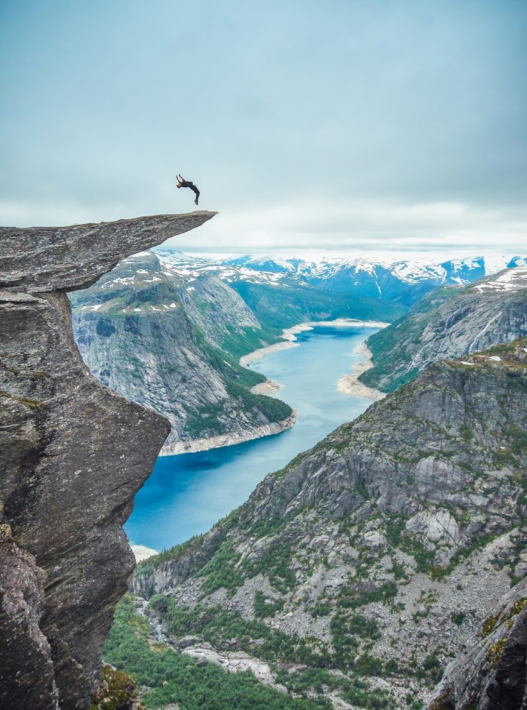 Toby Segar thực hiện một backflip 700m trên Trolltunga, Na Uy