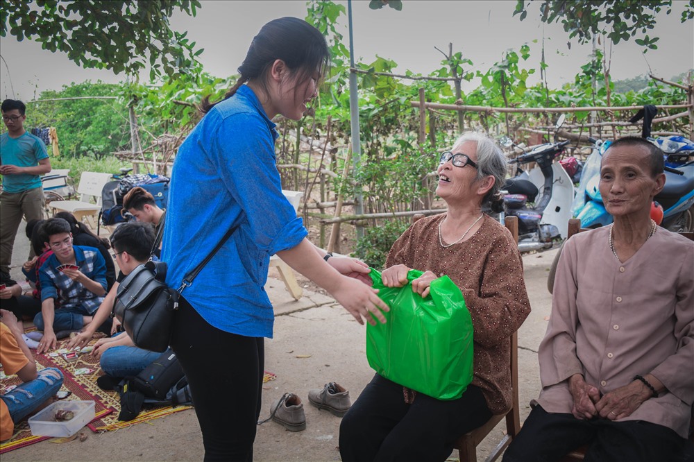 Sự quan tâm, động viên của những đoàn tình nguyện không tên từng bước xóa đi khoảng cách, giúp những mảnh đời nơi đây được hưởng tình người ấm áp những năm tháng tuổi già.