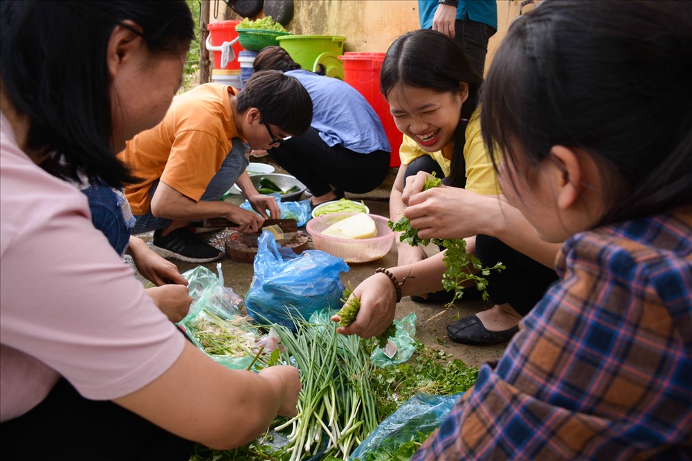 Các bạn tình nguyện viên thường mang thức ăn tới nấu nướng và dùng chung với các cụ.