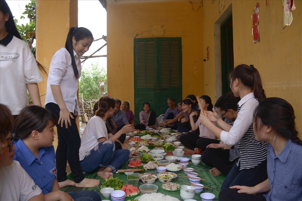 Bữa ăn được chuẩn bị kỳ công tràn ngập tiếp cười, tiếng hát.