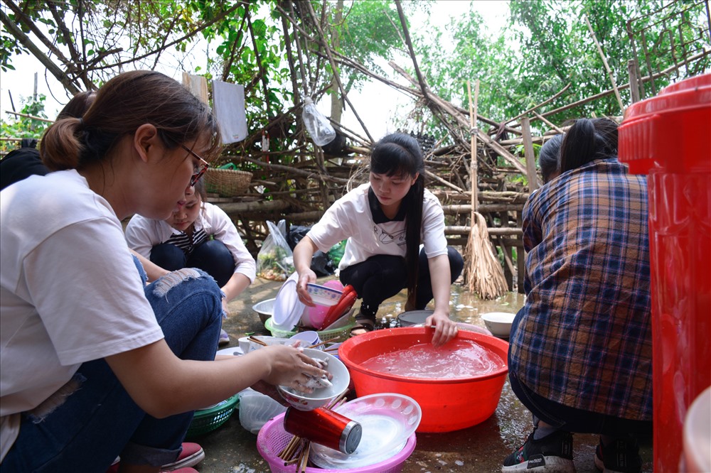 Dù đến từ nhiều trường khác nhau, nhưng không ai bảo ai, mỗi người một việc.