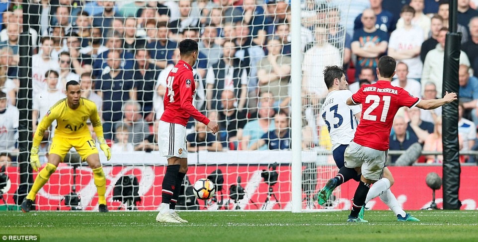 Bàn thắng ấn định tỷ số 2-1 của Ander Herrera. Ảnh: Reuters
