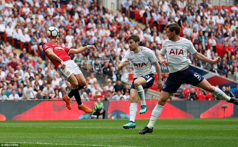 Nỗ lực đánh đầu ghi bàn của Alexis Sanchez (số 7). Ảnh: Reuters.