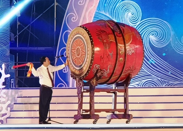Ông Trịnh Văn Chiến - Bí thư tỉnh ủy đánh trống khai hội. Ảnh: HT