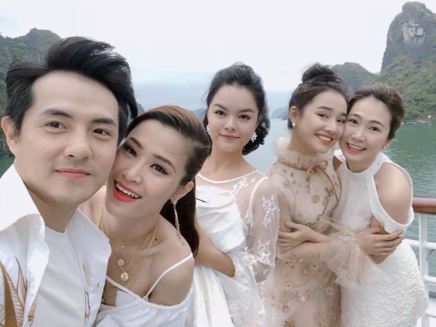 Nhã Phương vẫn rạng rỡ giữa tâm bão