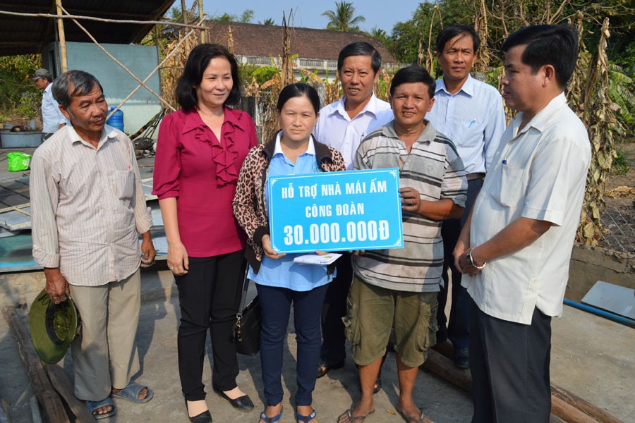 Lãnh đạo LĐLĐ tỉnh Trà Vinh trao tiền hỗ trợ làm nhà “Mái ấm Công đoàn” cho đoàn viên có hoàn cảnh khó khăn. Ảnh: PV