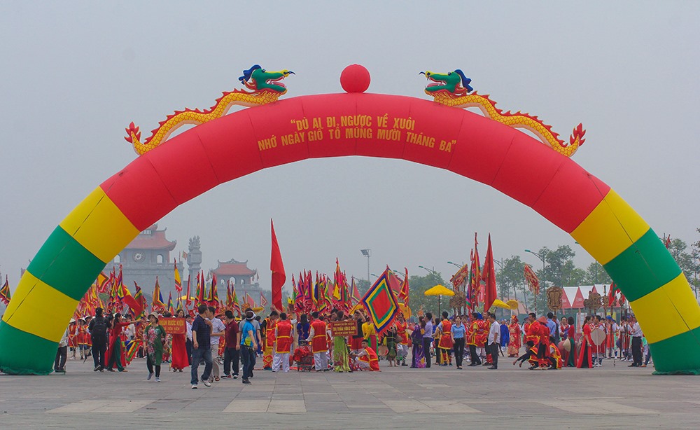 Lễ rước kiệu diễn ra vào 7h sáng, nhưng ngay từ sáng sớm, bảy đoàn rước kiệu của các xã Hy Cương, Chu Hóa, Hùng Lô, Kim Đức, phường Vân Phú (TP Việt Trì), xã Tiên Kiên, thị trấn Hùng Sơn (huyện Lâm Thao) đã đồng loạt rước kiệu từ đình, đền ở các xã, phường về hội tụ dưới chân núi Nghĩa Lĩnh.