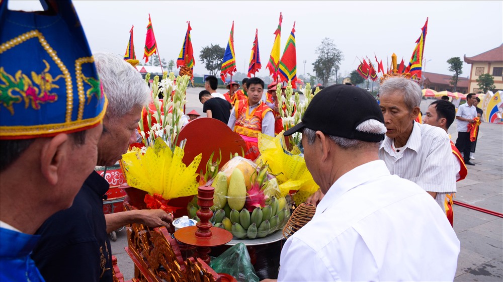 Người dân sắp xếp lại đồ lễ trước khi rước kiệu.