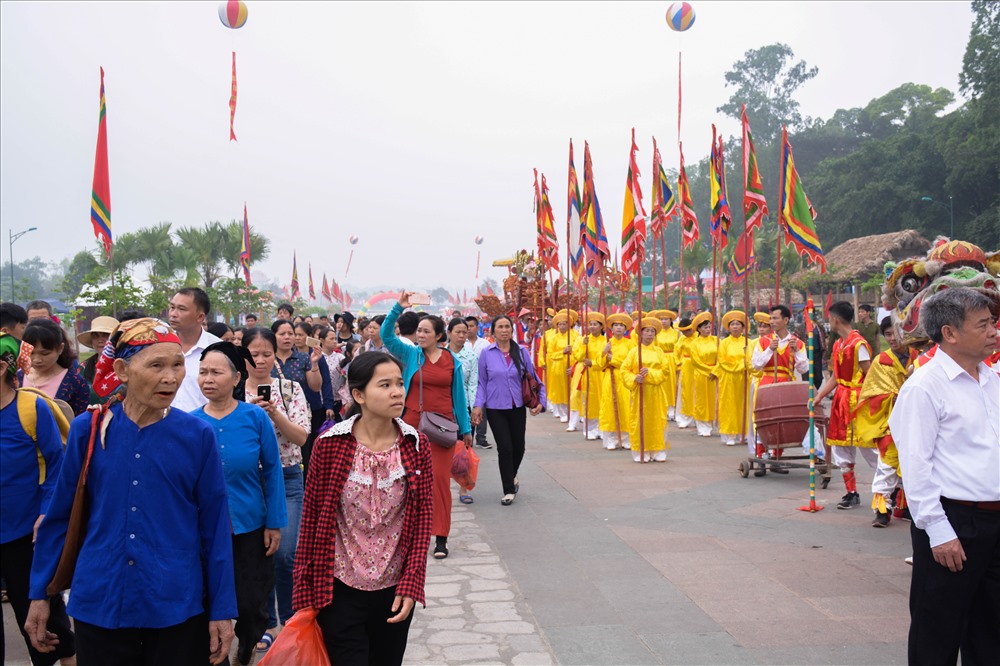Trước sự độc đáo của đội rước kiệu, hàng trăm du khách dự hội cũng cùng hòa đồng tham gia cùng đoàn rước.