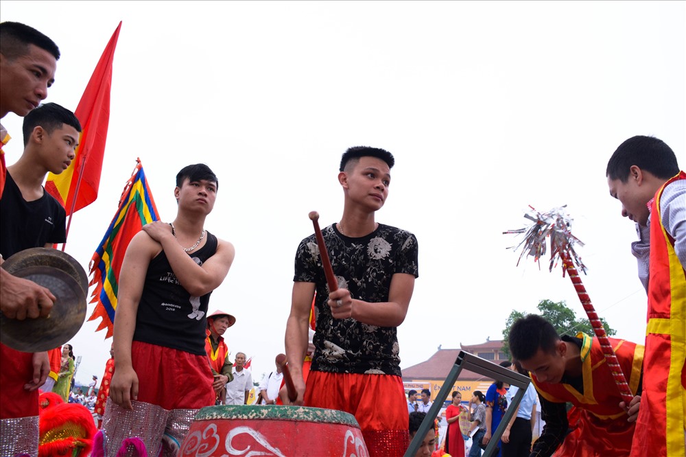 Ảnh 2: Đoàn rước lễ tạo không khí náo nhiệt.