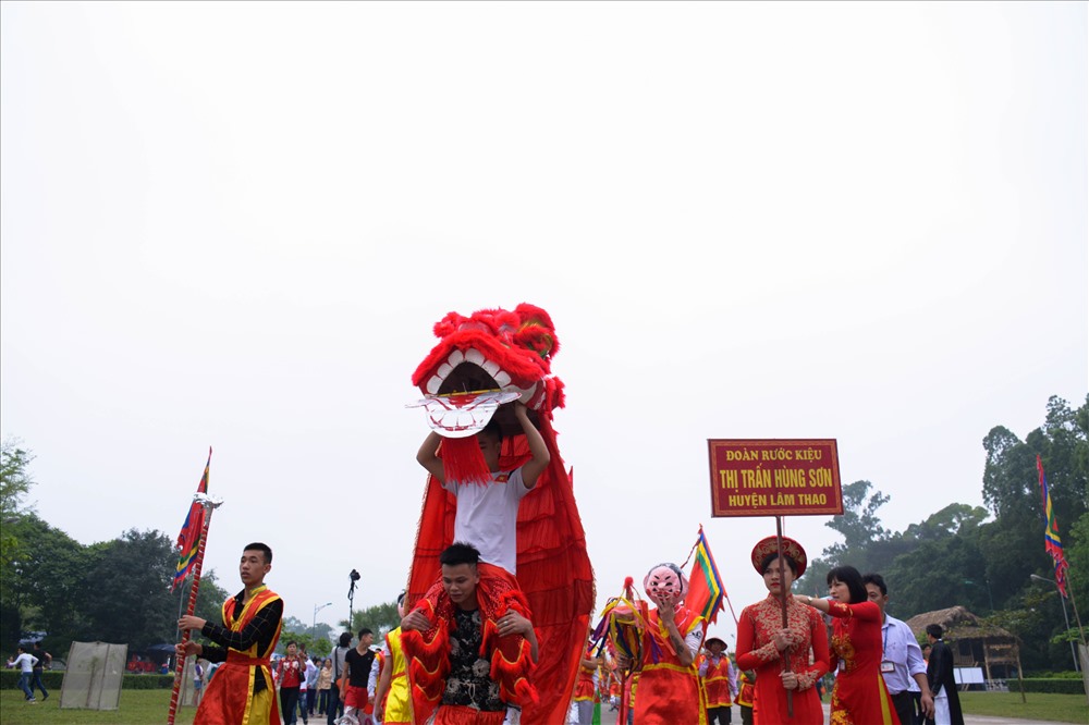 Đội nghi trượng ngoài phường bát âm, cờ phướn, biển dấu, bát bửu…, còn có đội múa sư tử đi trước dẫn đường.