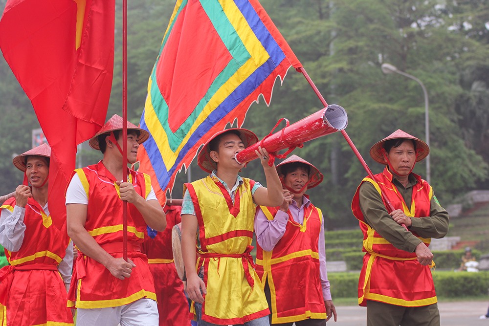 Đội diễn trò với những màn diễn hài hước, hóm hỉnh thể hiện cuộc sống bình dị, vui tươi của người nông dân diễn ra trên suốt hành trình rước kiệu.