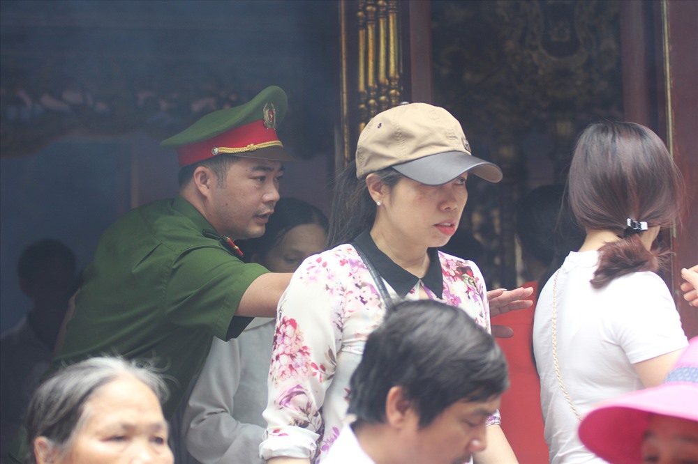 Lực lượng an ninh được bố trí dày đặc để hướng dẫn và nhắc nhở người dân khi vào lễ.