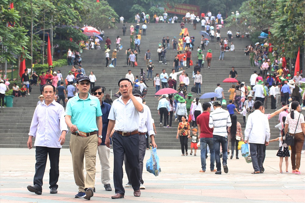 Quang cảnh thoáng đãng hoàn toàn trái ngược với 2 ngày trước. Dự kiến trong 2 ngày tới, lượng người hành hương sẽ còn tăng nhanh.