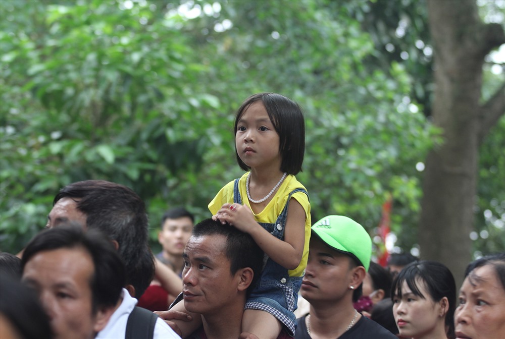 Các gia đình nên cân nhắc khi dẫn trẻ em theo, đặc biệt vào các ngày lễ chính. Do lượng người rất đông nên dễ xảy ra tình trạng chen lấn, xô đẩy.