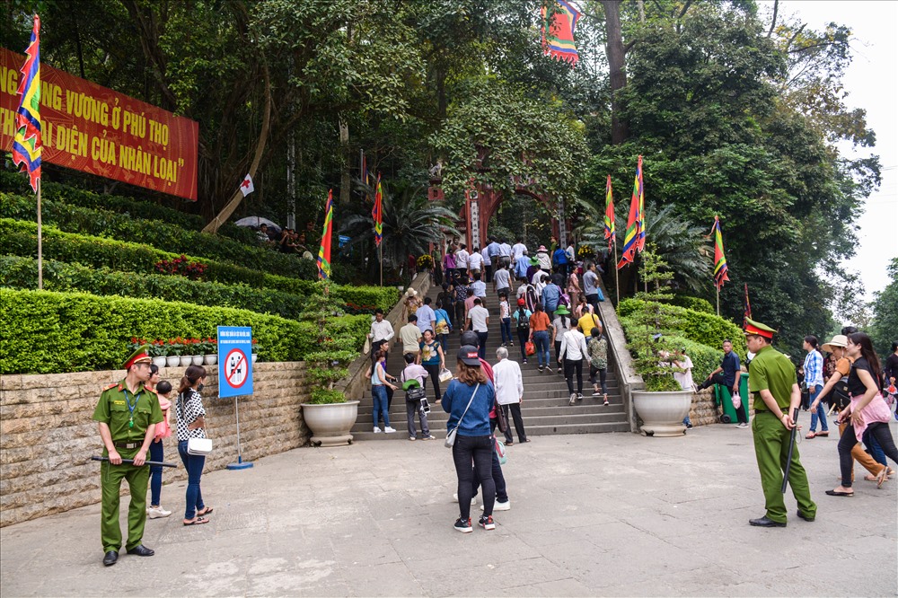 Cửa đền chính, lực lượng an ninh lập thành nhiều chốt thực hiện nhiệm vụ.