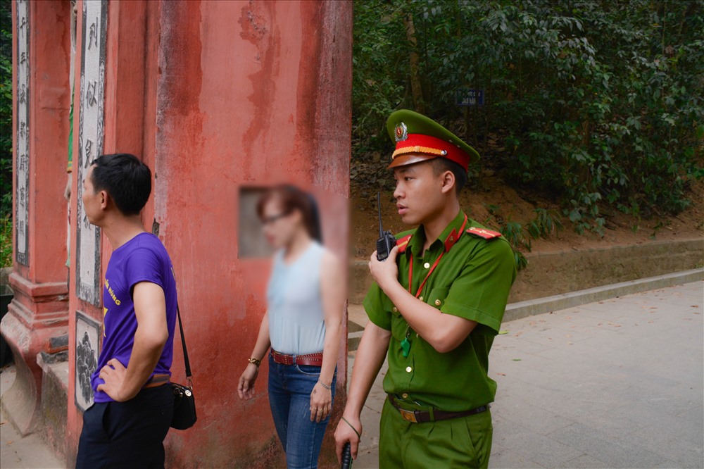 Một người ăn mặc phản cảm bị nhắc nhở không được lên đền lầm lễ.