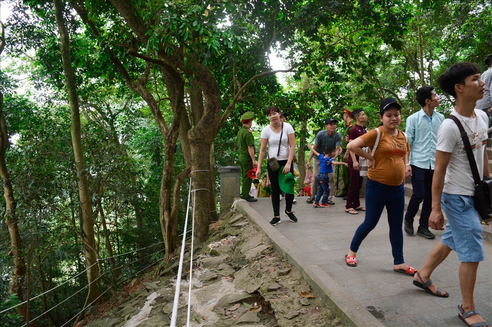 Ở những nơi dốc cao, ngoài lực lượng an ninh nhắc nhở không cho người dân leo trèo, hàng rào bằng dây chạc được cố định để giảm thiều nguy hiểm.