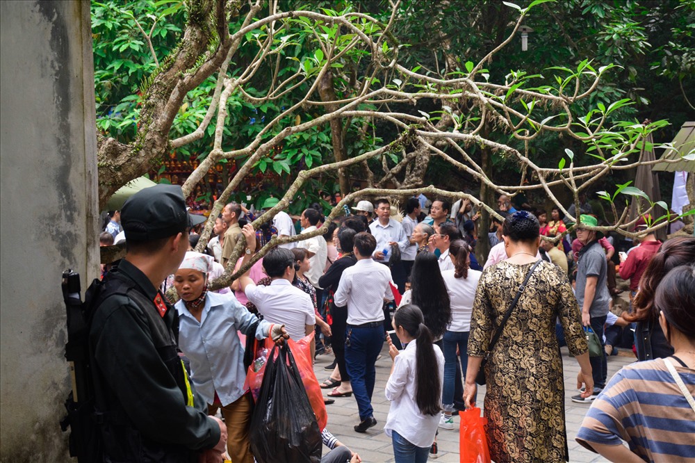 Cửa của mỗi đền người hành hương đều được nhắc nhở không được đi ngược chiều.