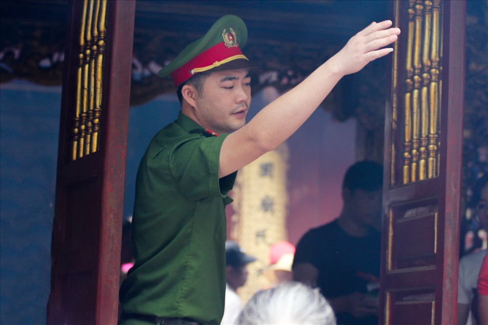 Lượng người hành hương quá đông, lực lượng an ninh phân luồng ra vào các cửa tránh tình trạng chen lấn.