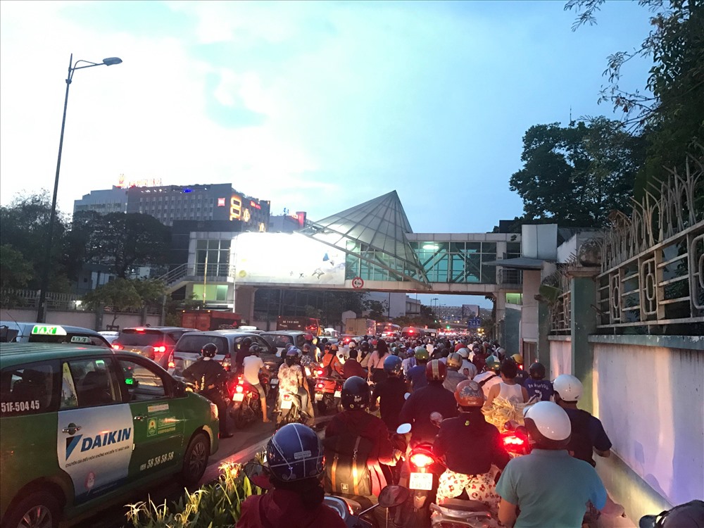 Xe máy leo lên vỉa hè nhưng cũng không thoát kẹt xe.