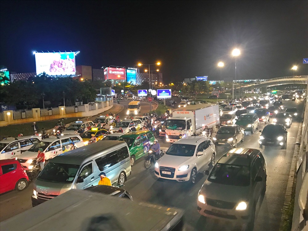 Ô tô xe máy kèn cựa từng chút không gian để di chuyển.