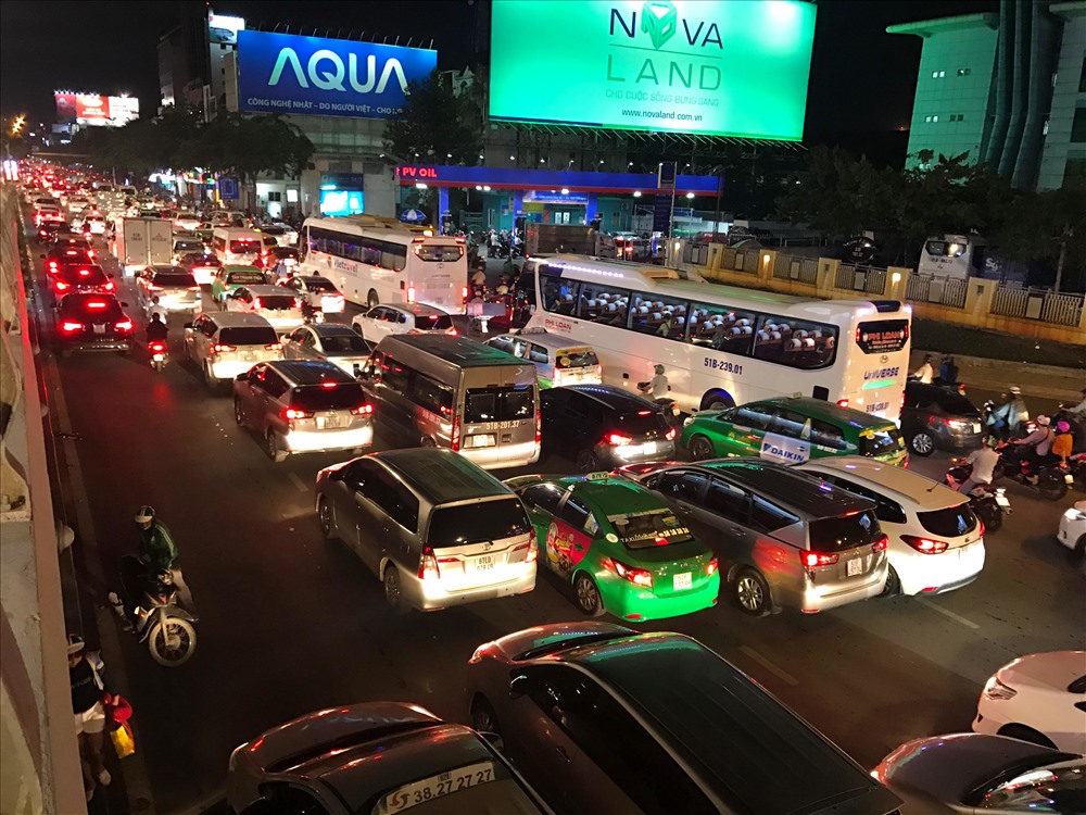 Ô tô xếp hàng dài trên đường Trước Sơn hướng ra vòng xoay Lăng Cha Cả.